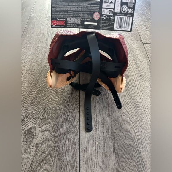 Jurassic world Reptile Velociraptor Mask - Red and Tan - Picture 4 of 9